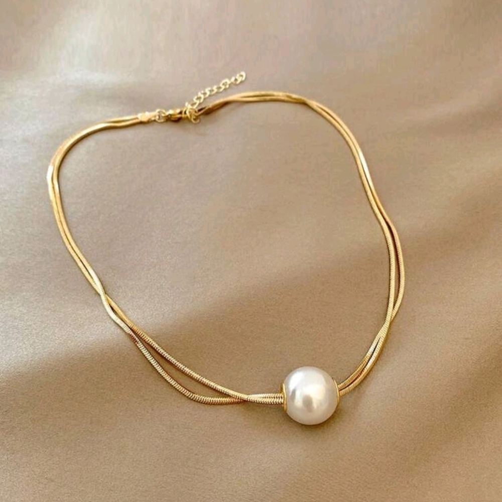 Elegant Gold Necklace with Pearl Accent